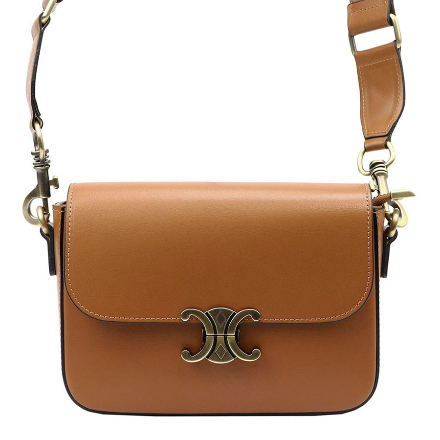 Detail produktu Hnedá kožená crossbody kabelka s elegantným mosadzným patentom