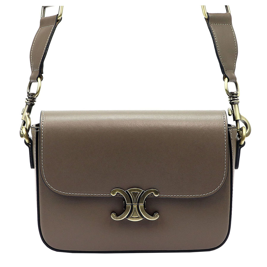 Detail produktu Taupe kožená crossbody kabelka s elegantným mosadzným patentom