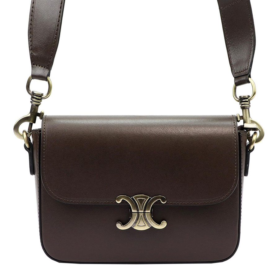 Detail produktu Hnedá kožená crossbody kabelka s elegantným mosadzným patentom