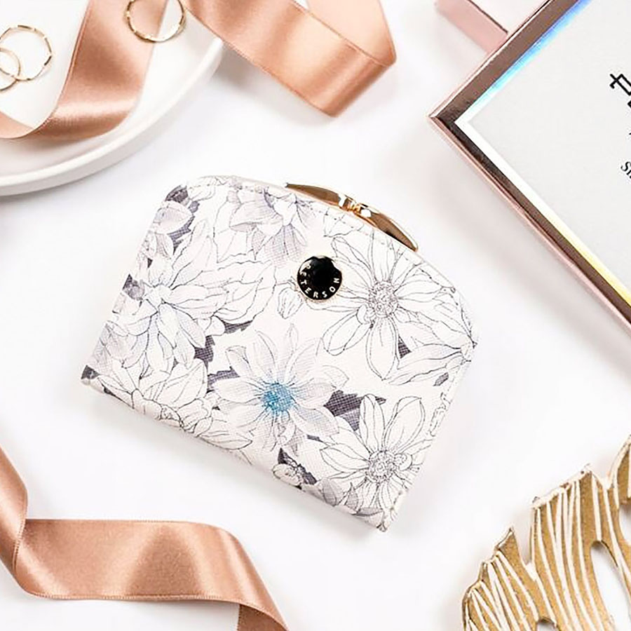 Malá dámska bielosivá peňaženka s kvetmi