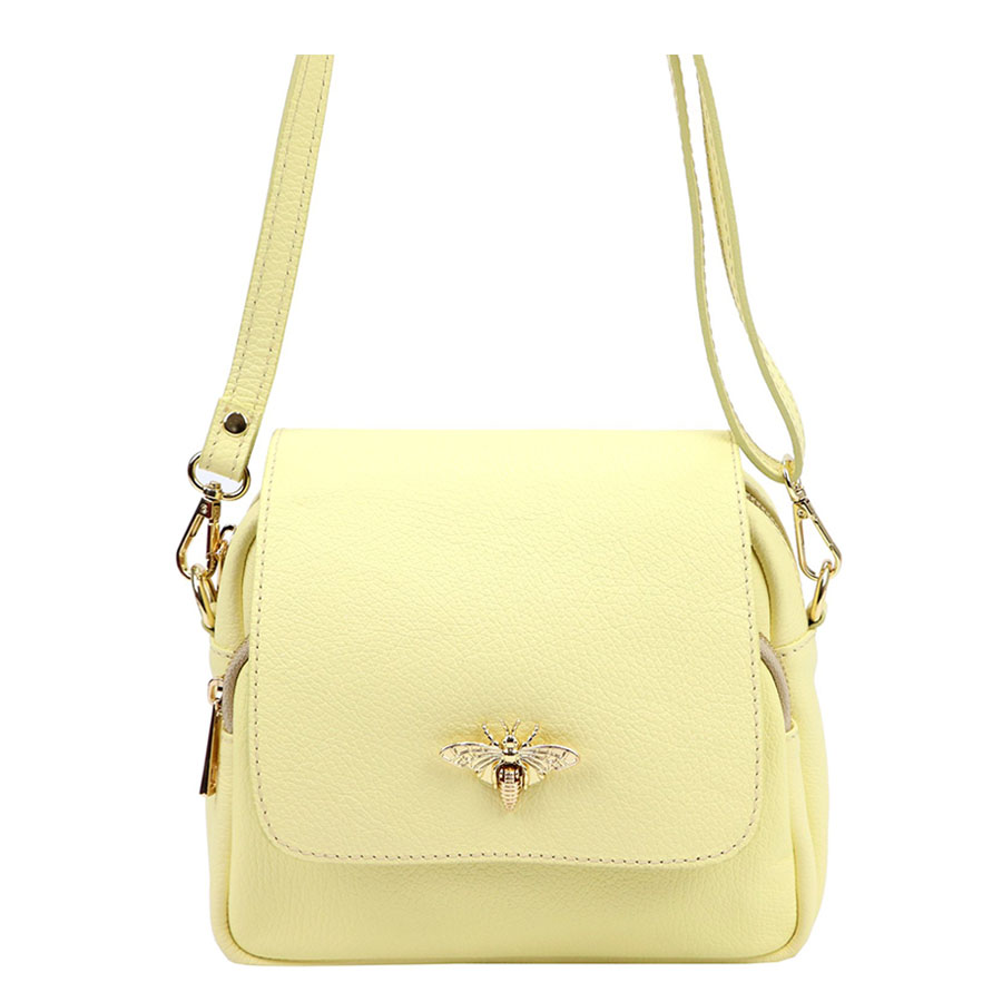 Detail produktu Pastelovo žltá kožená crossbody kabelka s brošňou menšej veľkosti L1968