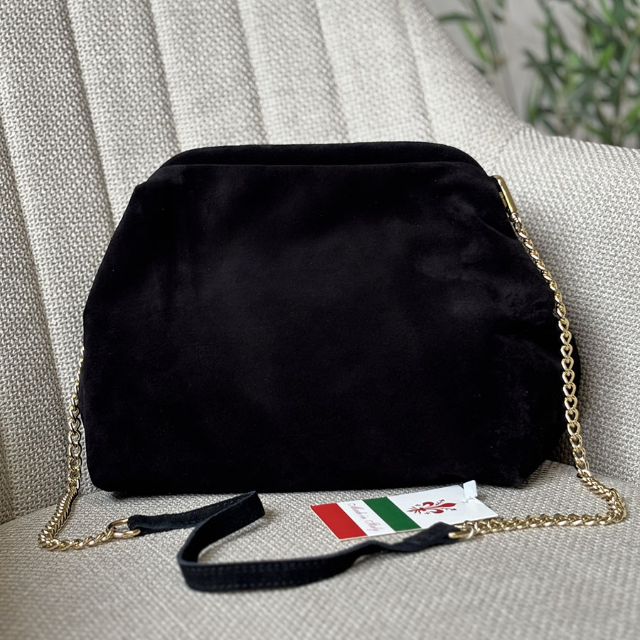 Čierna kožená vaková crossbody kabelka s retiazkou 