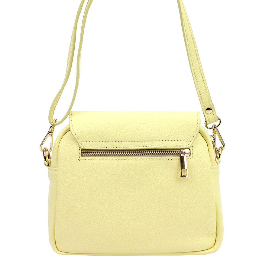 Pastelovo žltá kožená crossbody kabelka s brošňou menšej veľkosti L1968
