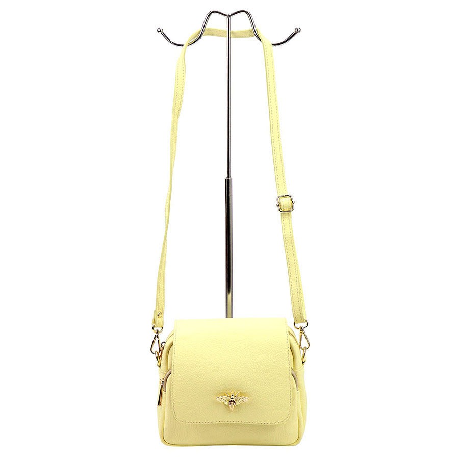 Pastelovo žltá kožená crossbody kabelka s brošňou menšej veľkosti L1968