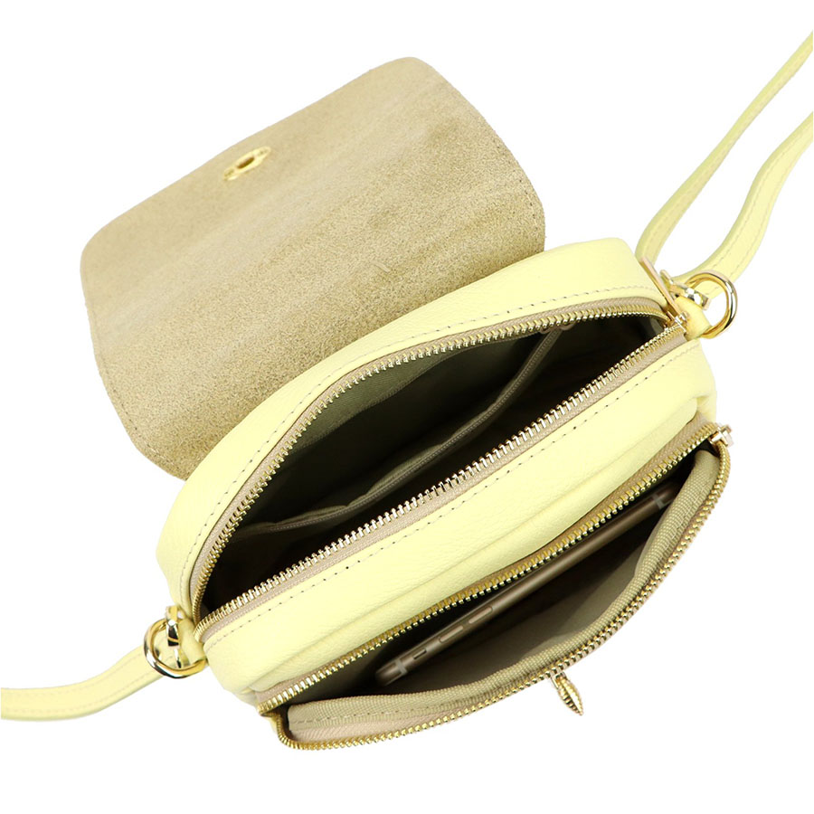 Pastelovo žltá kožená crossbody kabelka s brošňou menšej veľkosti L1968